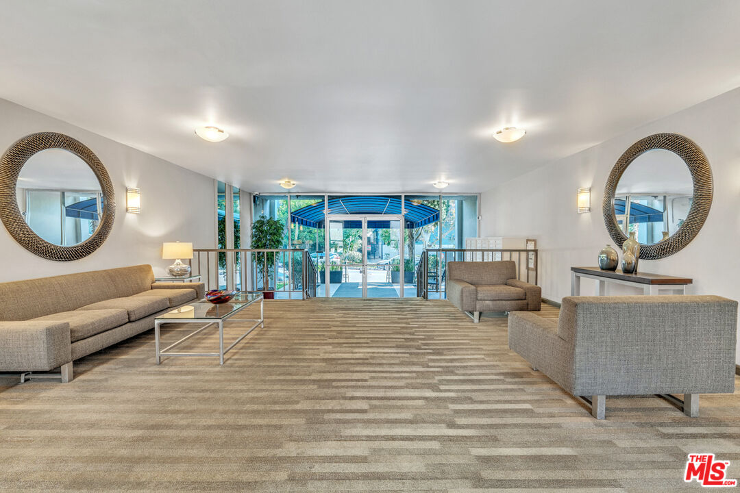 927 N Kings Rd Unit: 117