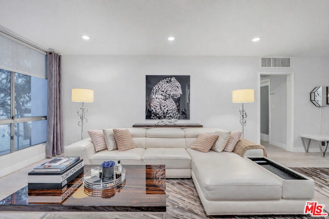 927 N Kings Rd Unit: 117