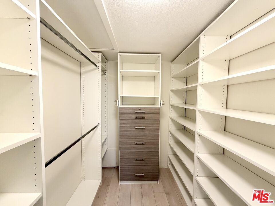 927 N Kings Rd Unit: 117