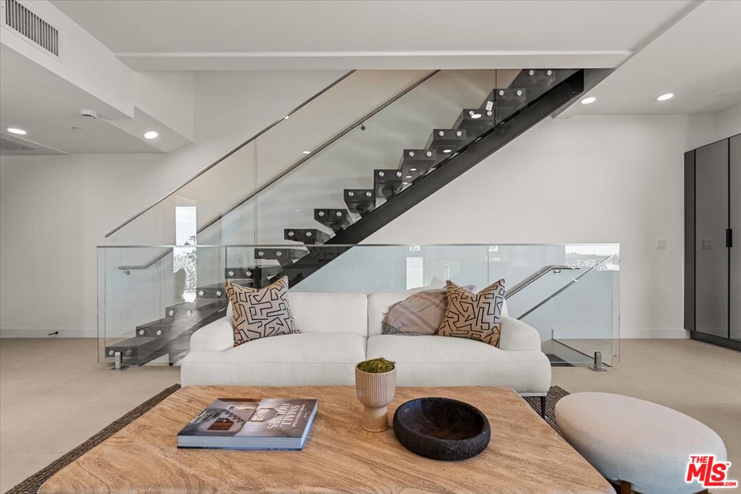 1257 N Sweetzer Ave Unit: 403