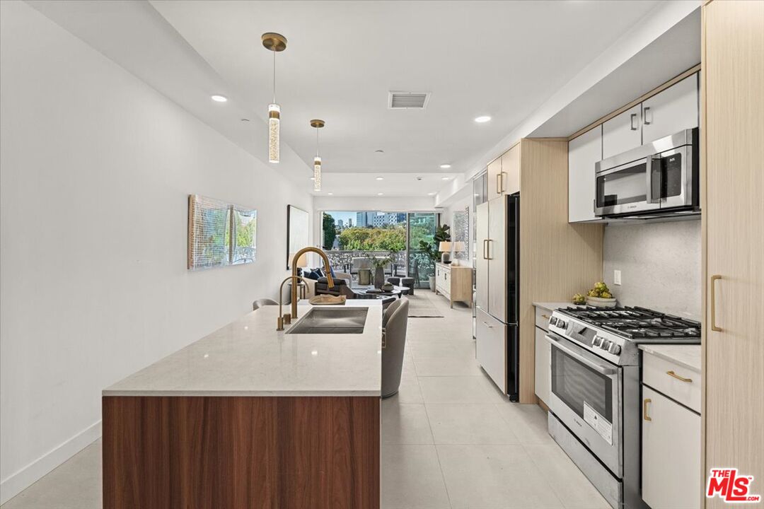 1257 N Sweetzer Ave Unit: 301