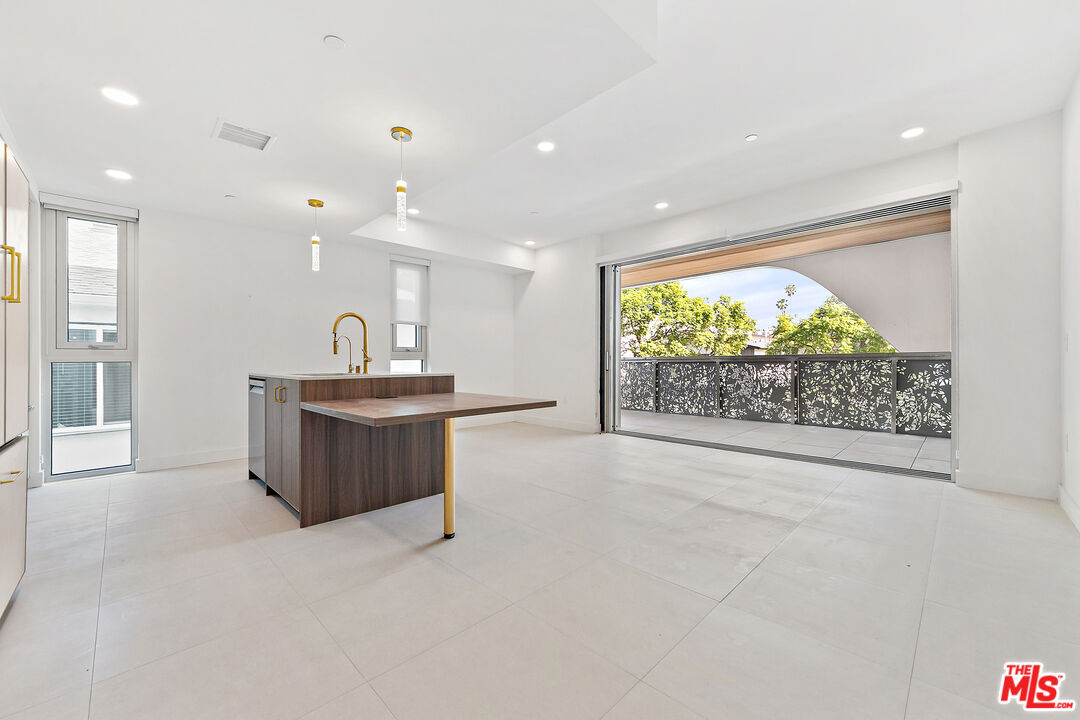 1257 N Sweetzer Ave Unit: 301