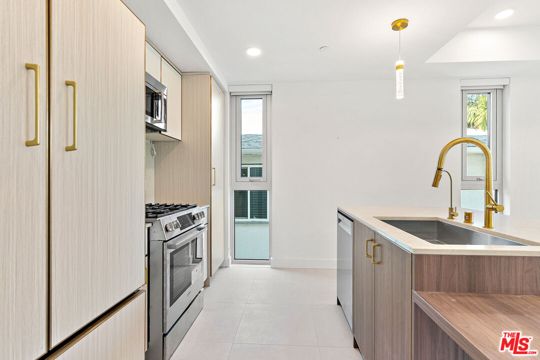 1257 N Sweetzer Ave Unit: 301