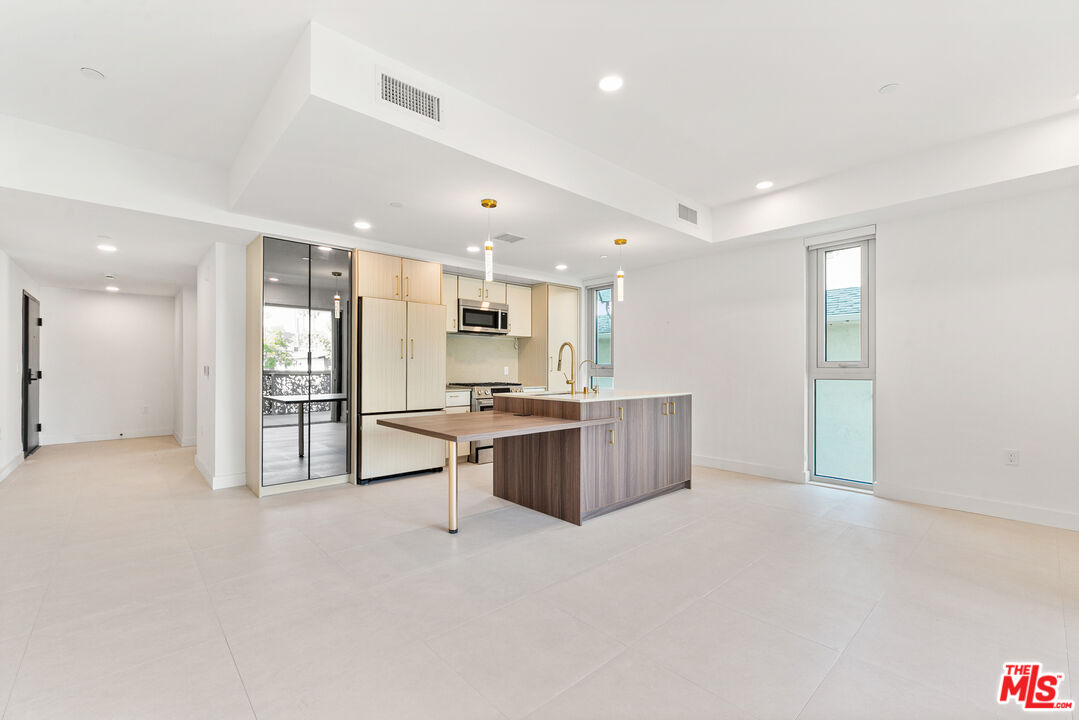 1257 N Sweetzer Ave Unit: 301