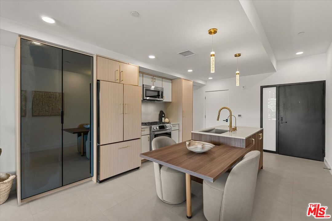 1257 N Sweetzer Ave Unit: 301