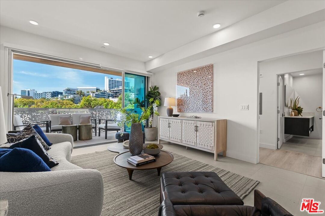 1257 N Sweetzer Ave Unit: 301