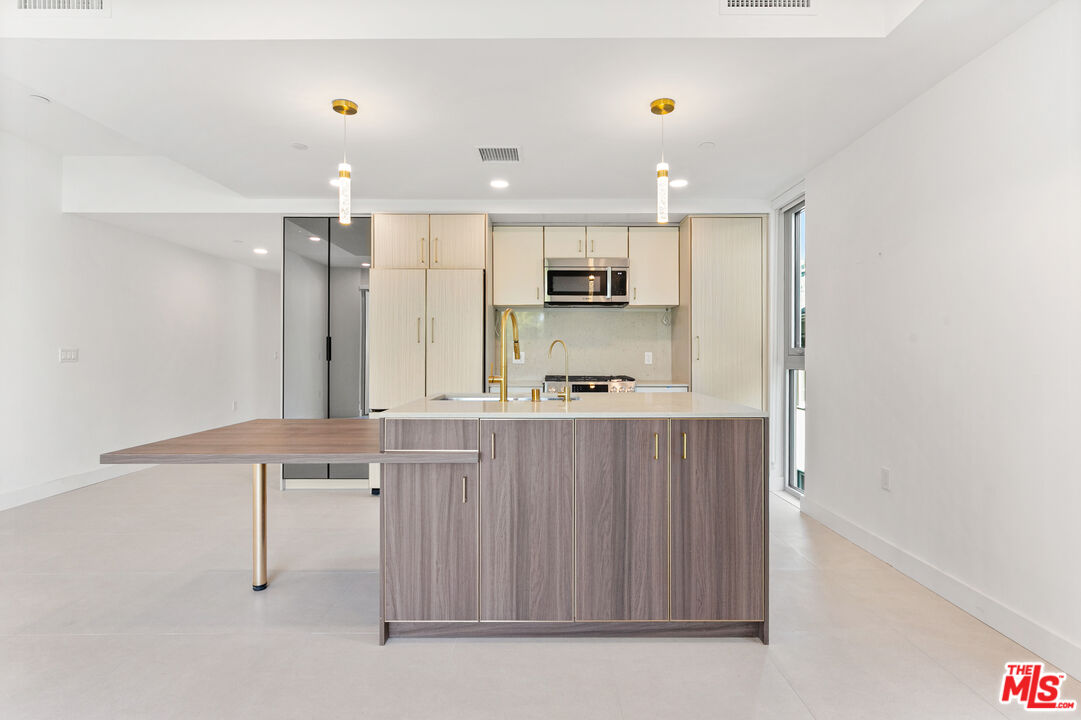 1257 N Sweetzer Ave Unit: 301