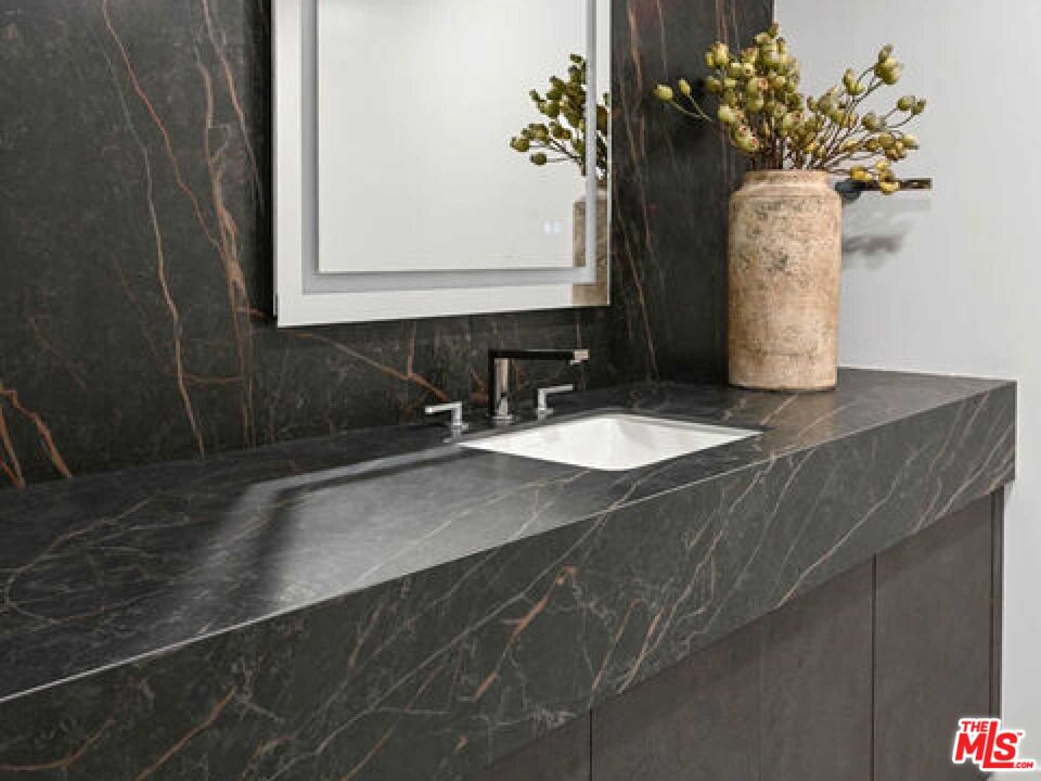 350 N Palm Dr Unit: 401