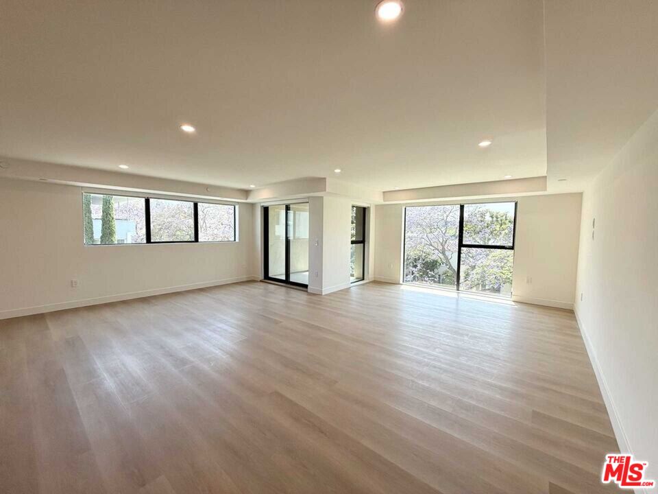 350 N Palm Dr Unit: 401