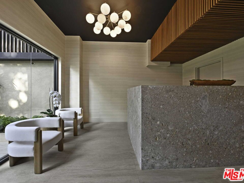 350 N Palm Dr Unit: 401