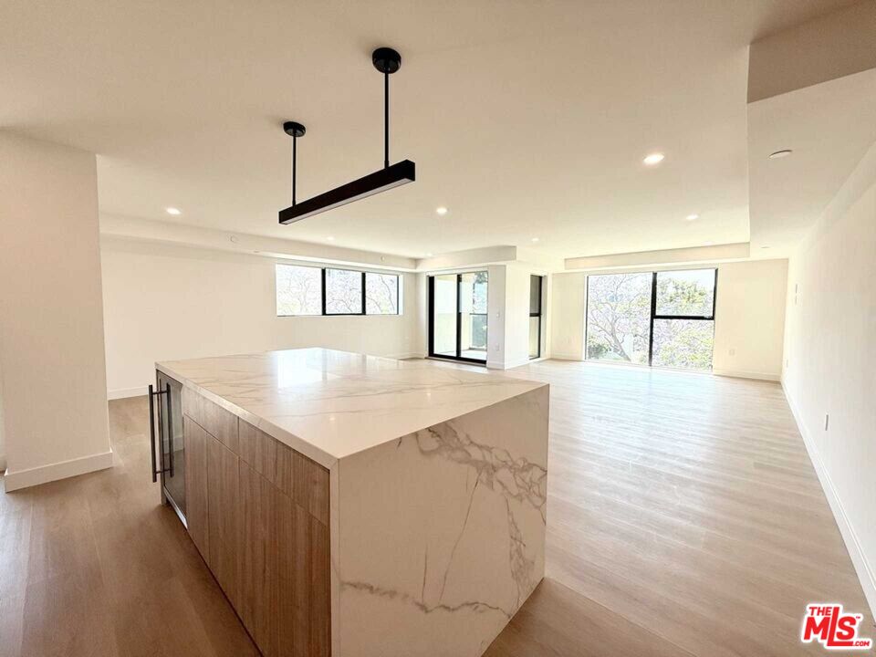 350 N Palm Dr Unit: 401