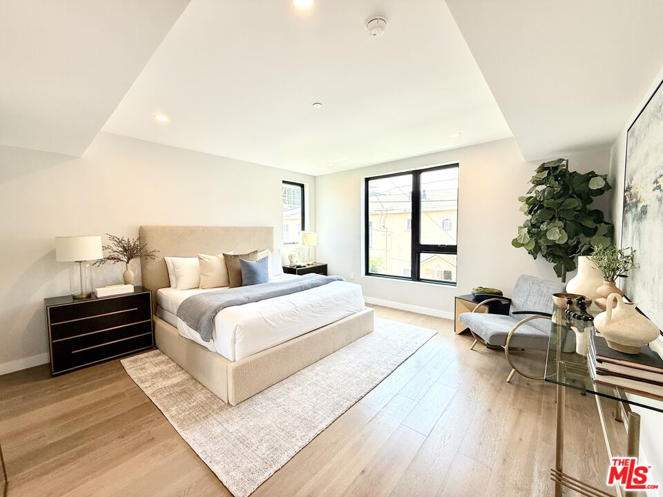 1017 N Croft Ave Unit: 203