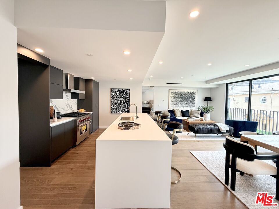 1017 N Croft Ave Unit: 203