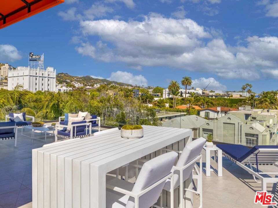 1017 N Croft Ave Unit: 203