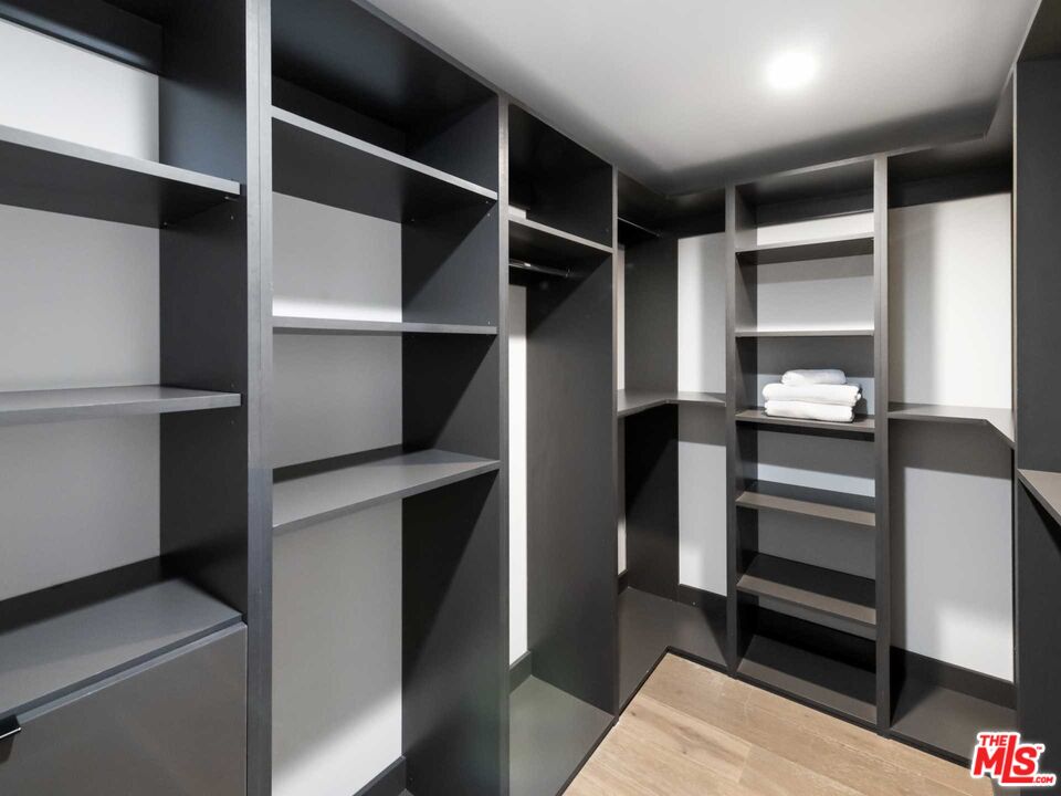 1017 N Croft Ave Unit: 201