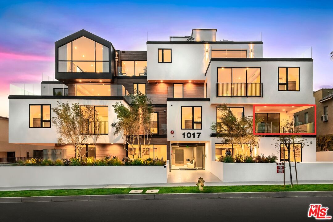 1017 N Croft Ave Unit: 201