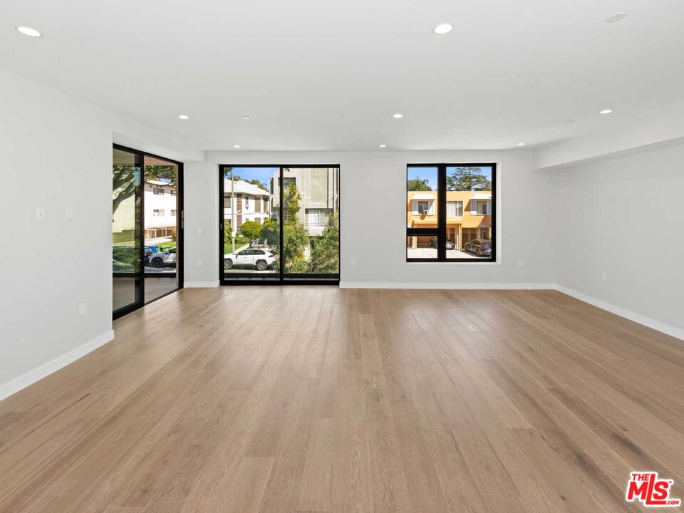 1017 N Croft Ave Unit: 201