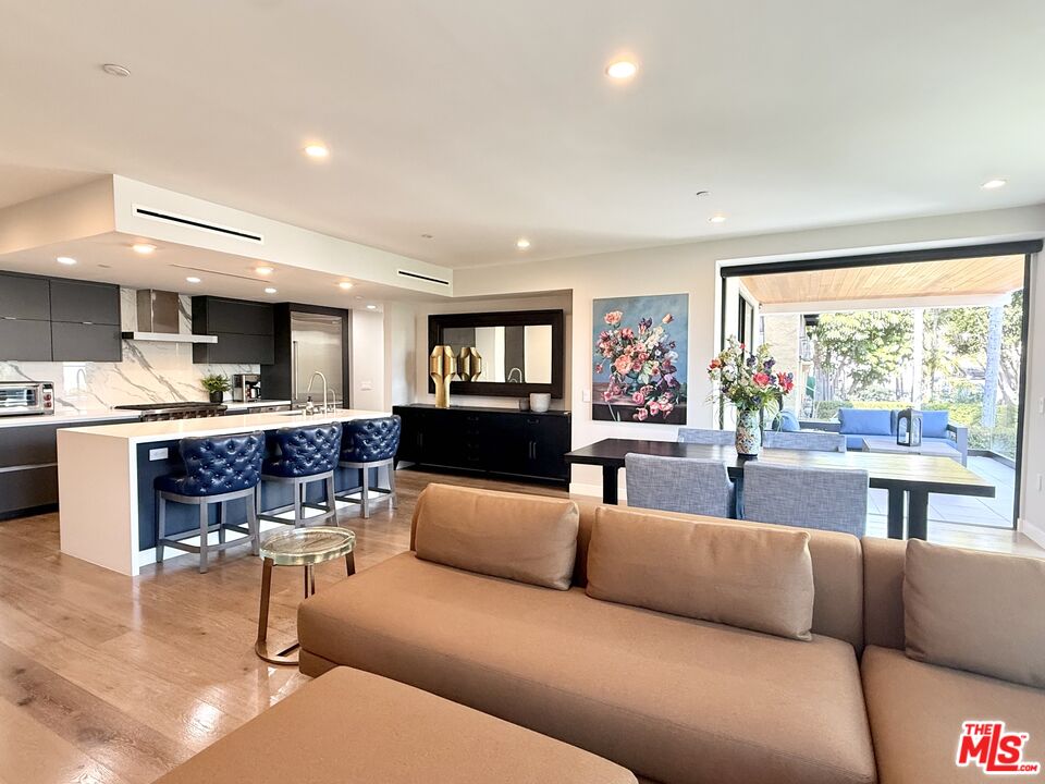 1017 N Croft Ave Unit: 201