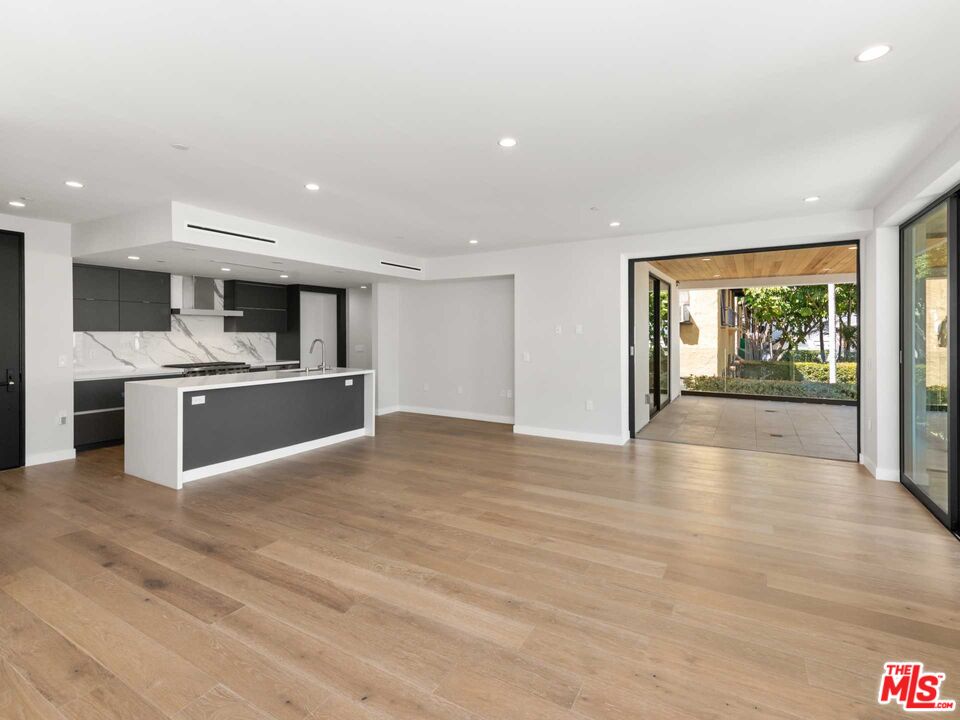 1017 N Croft Ave Unit: 201