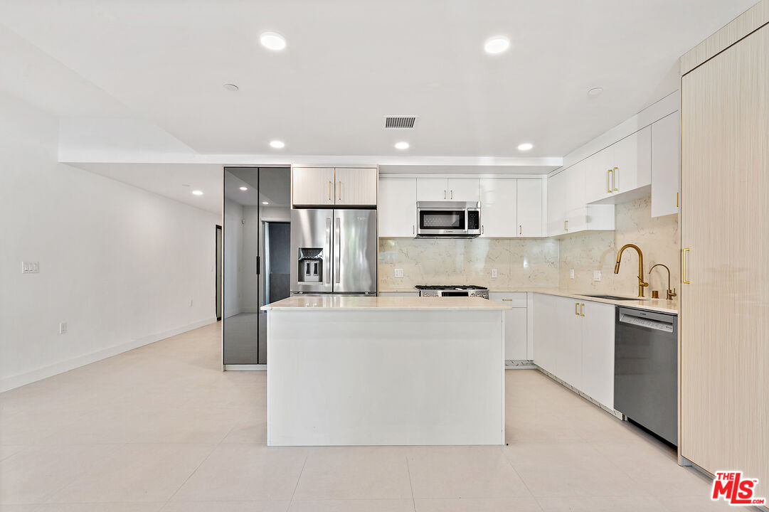 1257 N Sweetzer Ave Unit: 101