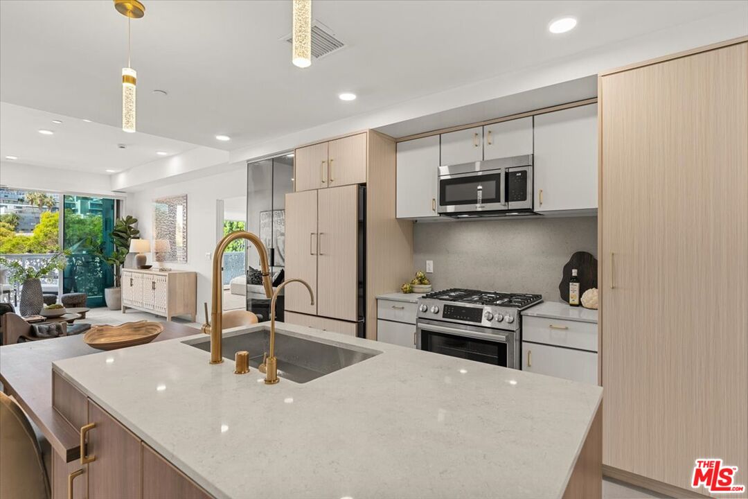 1257 N Sweetzer Ave Unit: 202