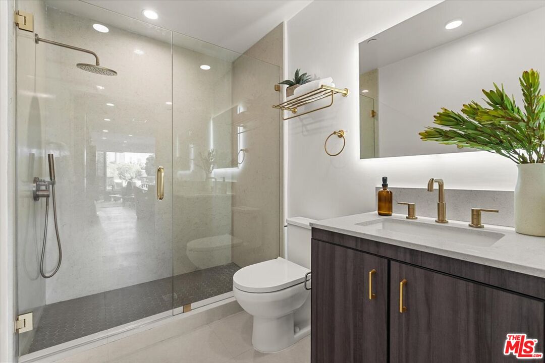 1257 N Sweetzer Ave Unit: 202