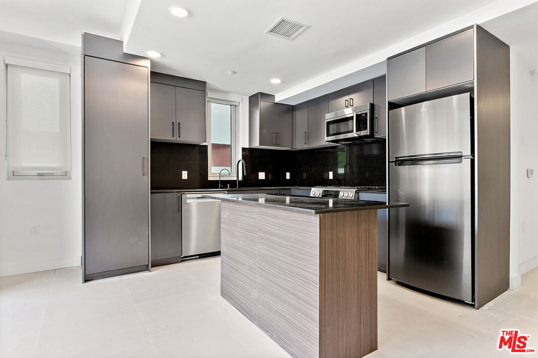 1257 N Sweetzer Ave Unit: 103