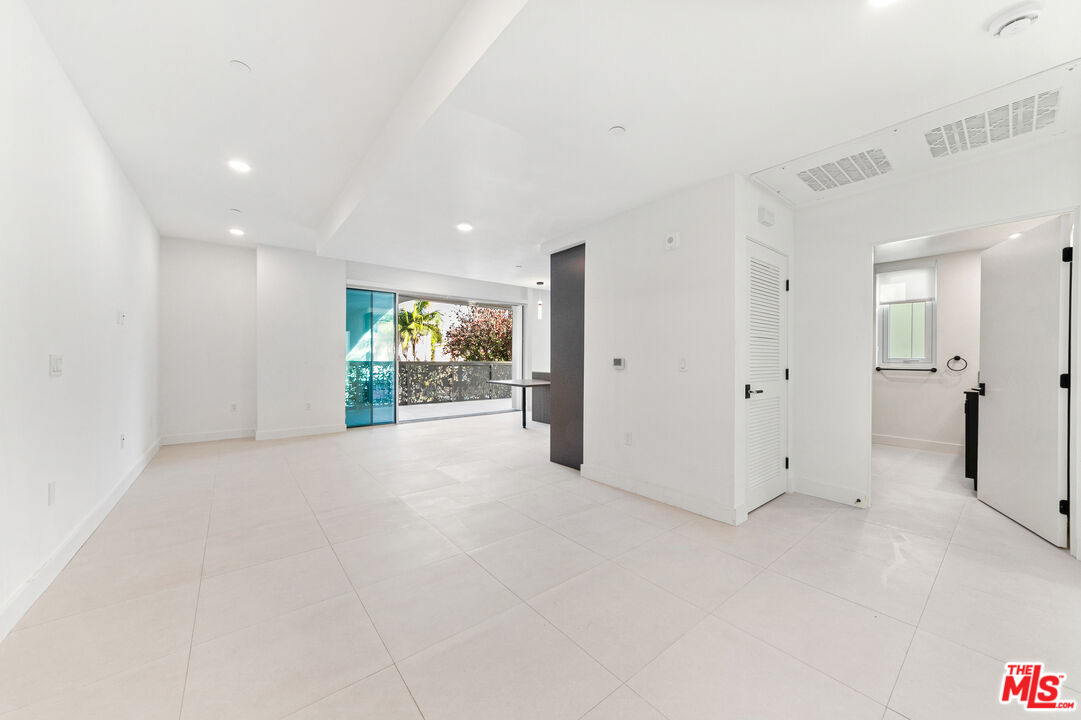 1257 N Sweetzer Ave Unit: 204