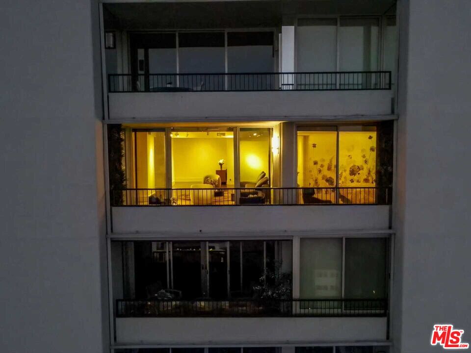 1100 Alta Loma Rd Unit: 1404