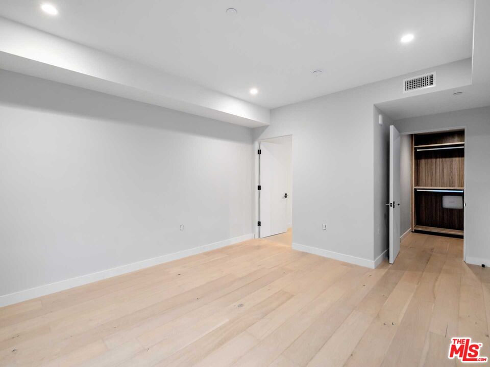 825 N Croft Ave Unit: 102