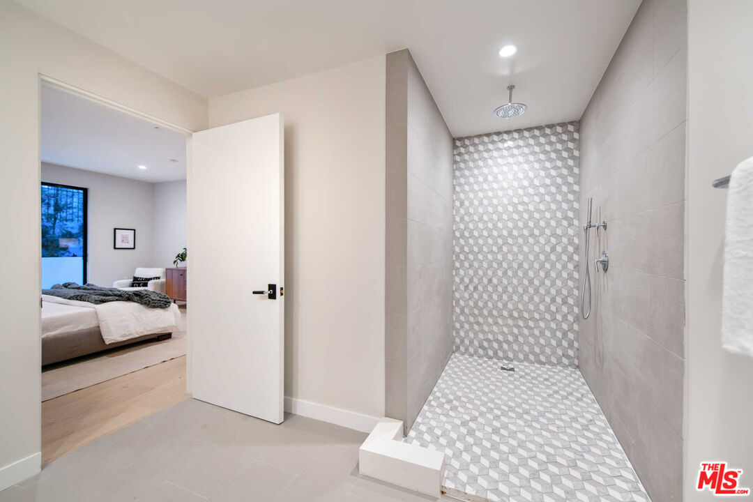 825 N Croft Ave Unit: 102