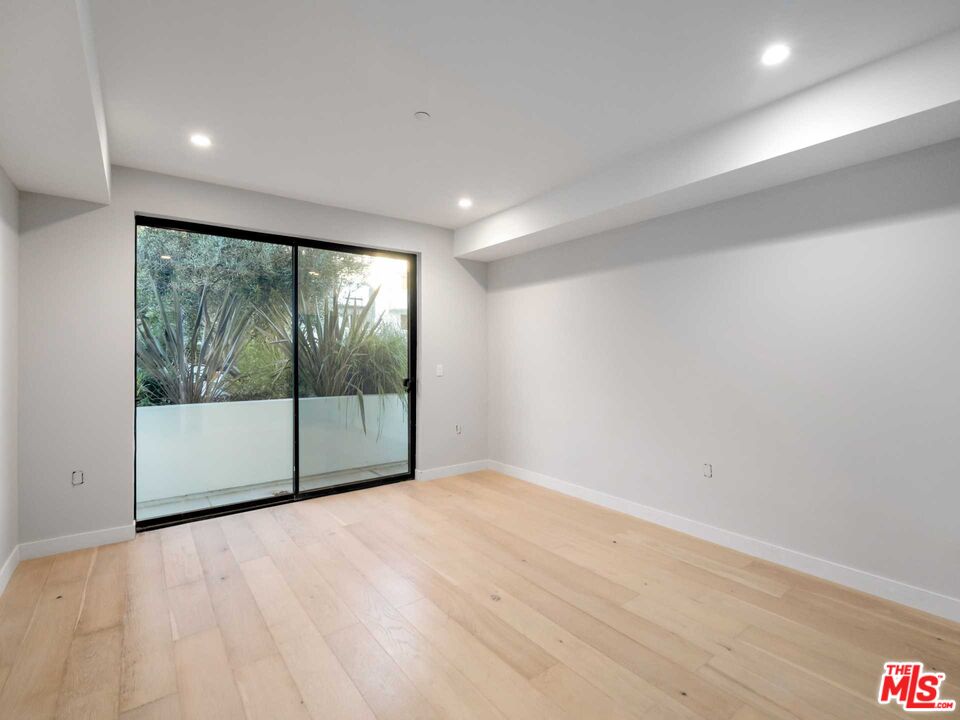 825 N Croft Ave Unit: 102