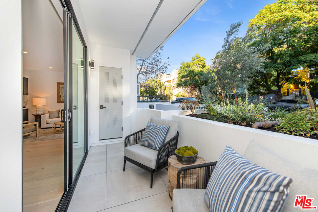 825 N Croft Ave Unit: 102