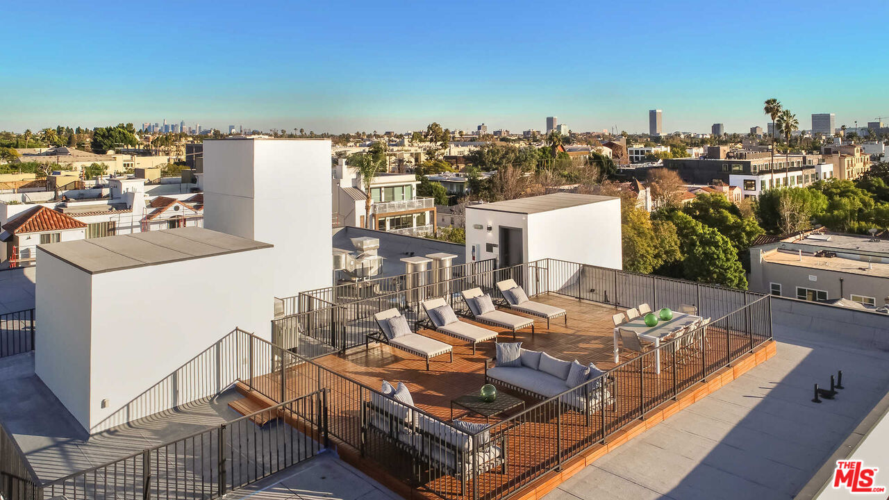 825 N Croft Ave Unit: 102