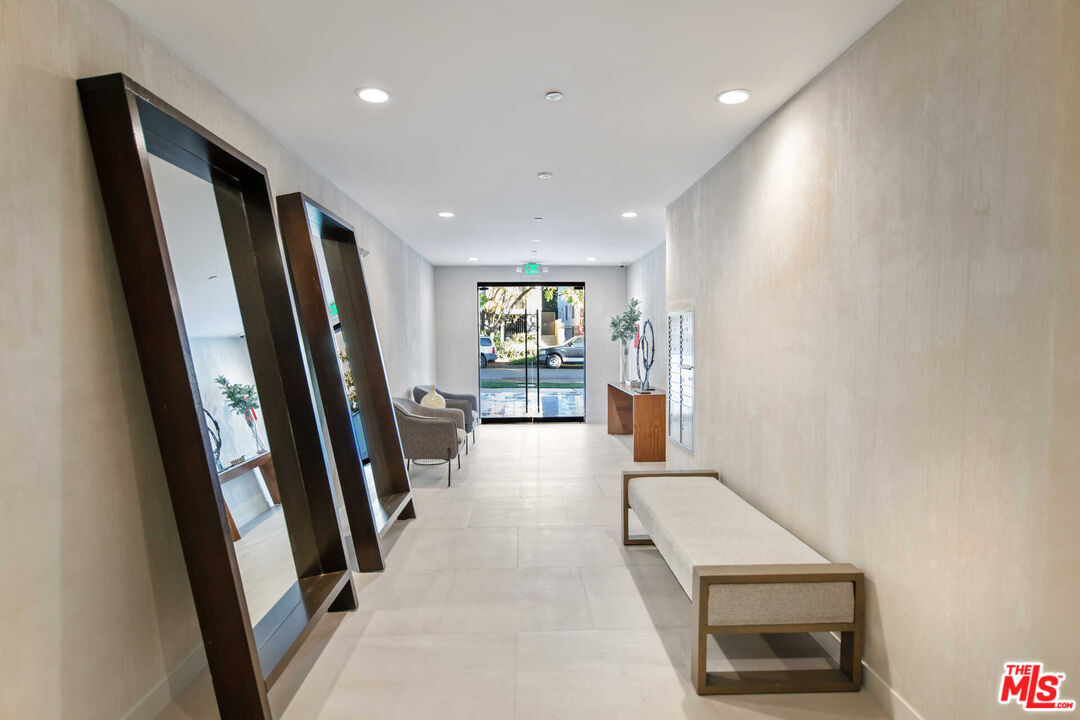 825 N Croft Ave Unit: 102