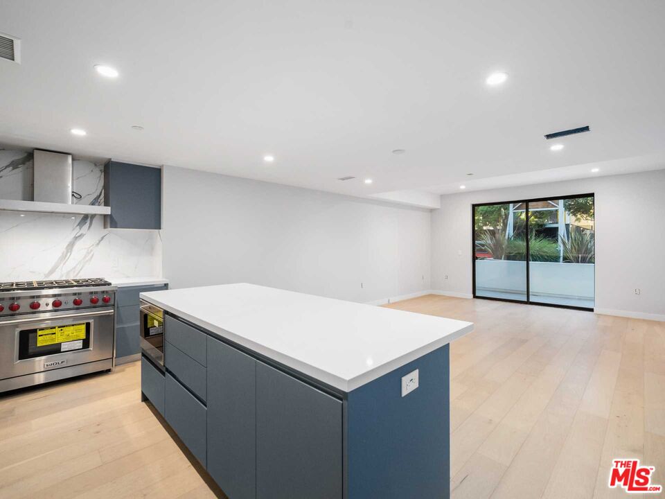 825 N Croft Ave Unit: 102