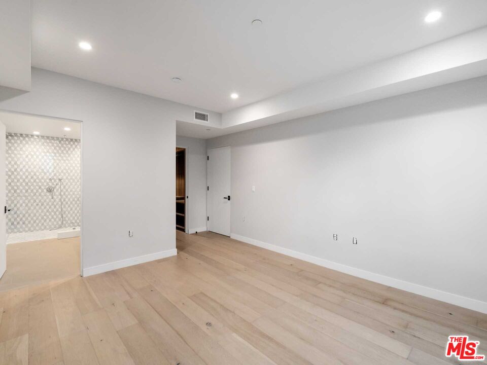 825 N Croft Ave Unit: 102