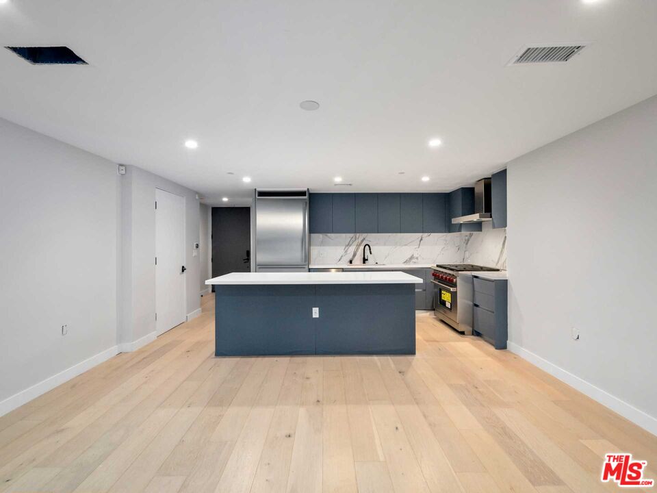 825 N Croft Ave Unit: 102