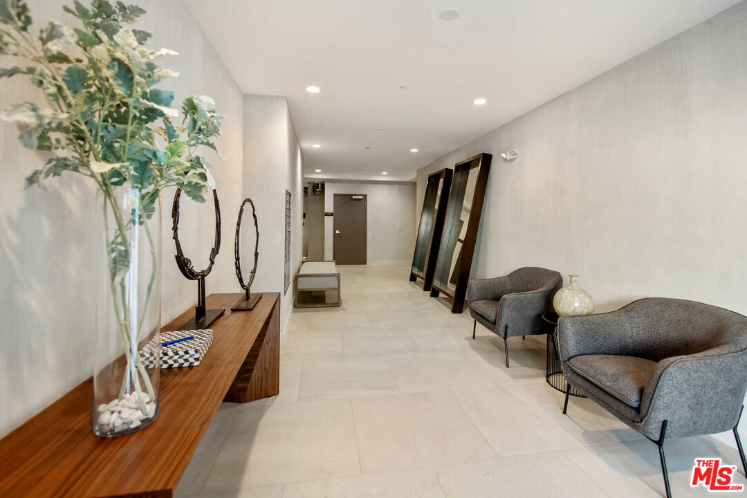 825 N Croft Ave Unit: 102