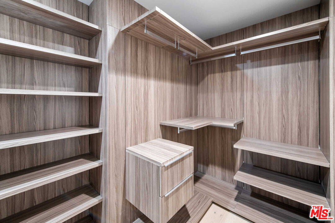 825 N Croft Ave Unit: 102