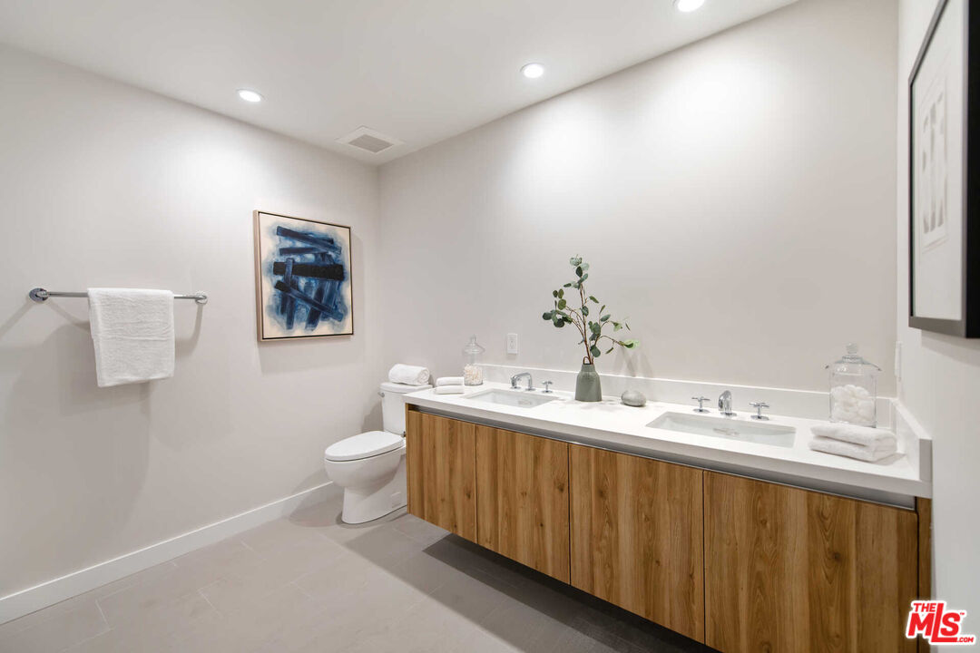 825 N Croft Ave Unit: 102