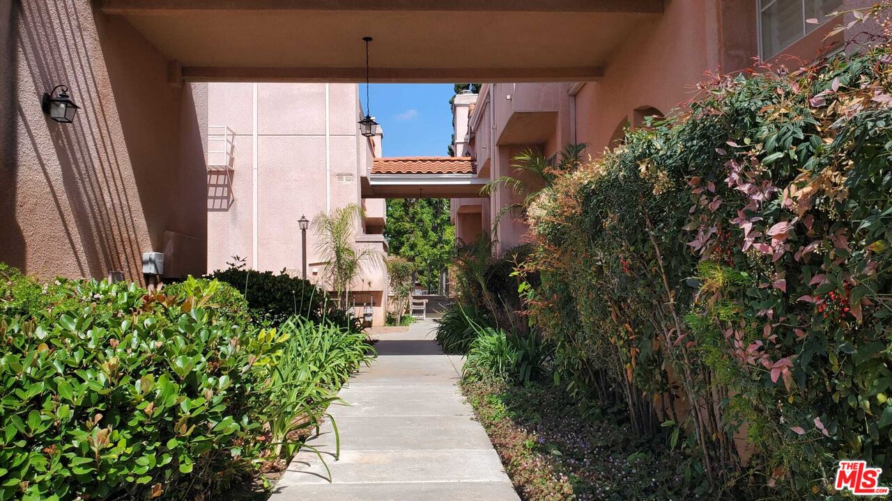 7320 Balboa Blvd Unit: 123
