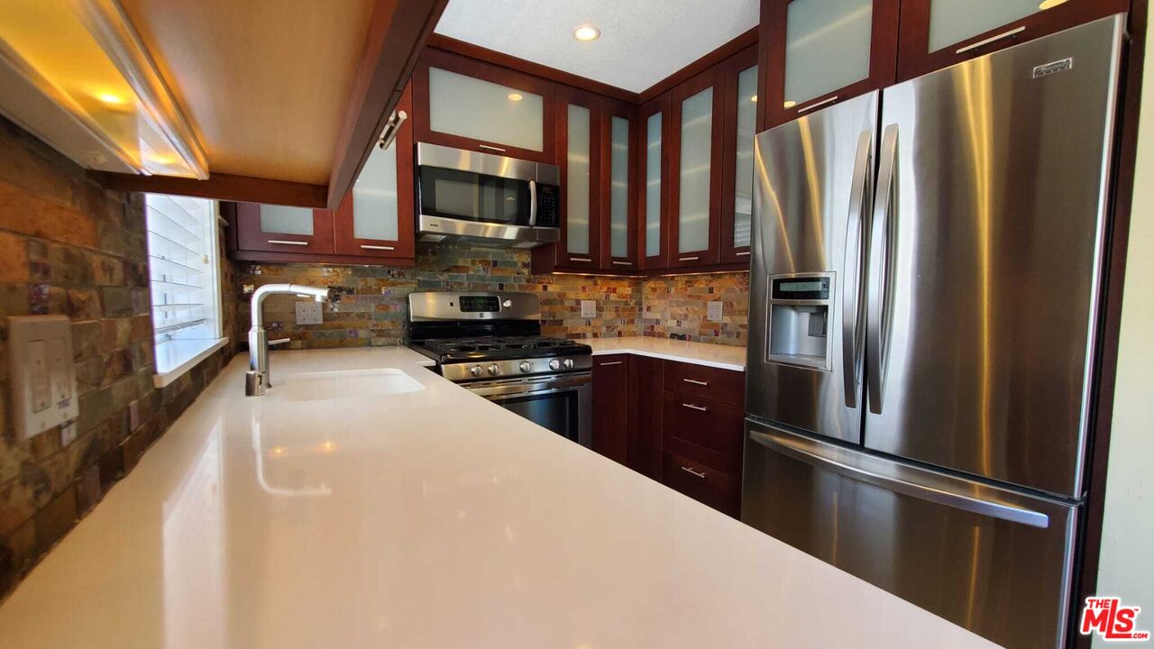 7320 Balboa Blvd Unit: 123