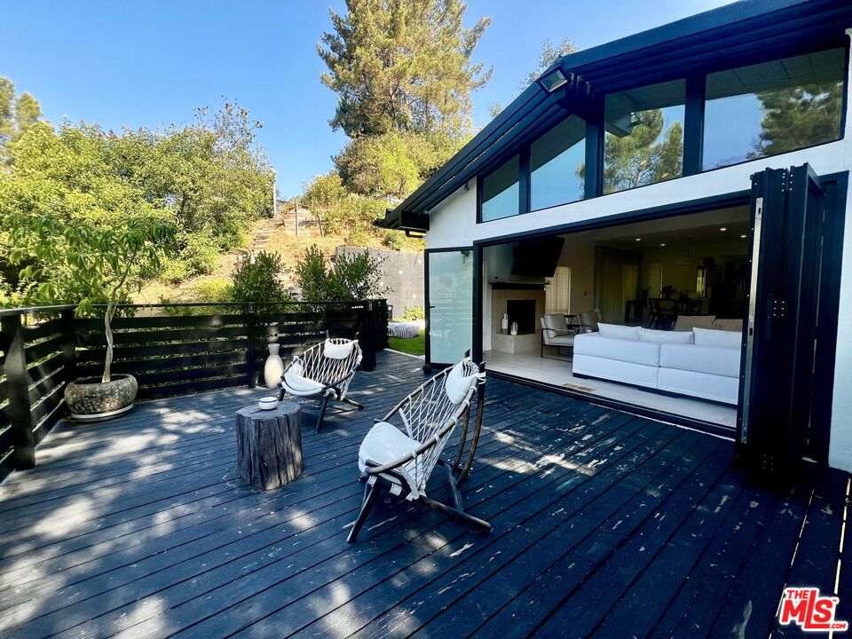 2121 El Roble Ln
