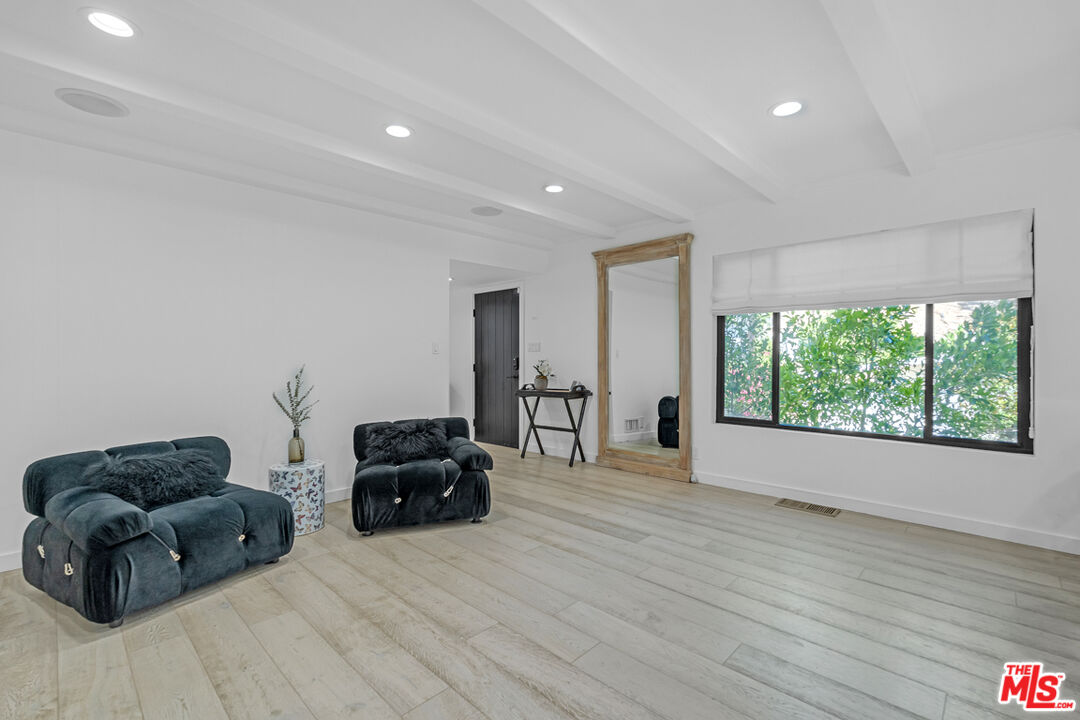 2121 El Roble Ln