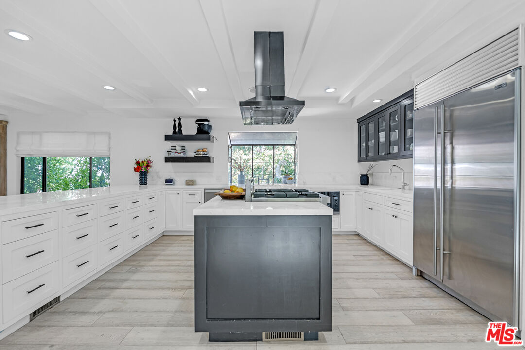 2121 El Roble Ln