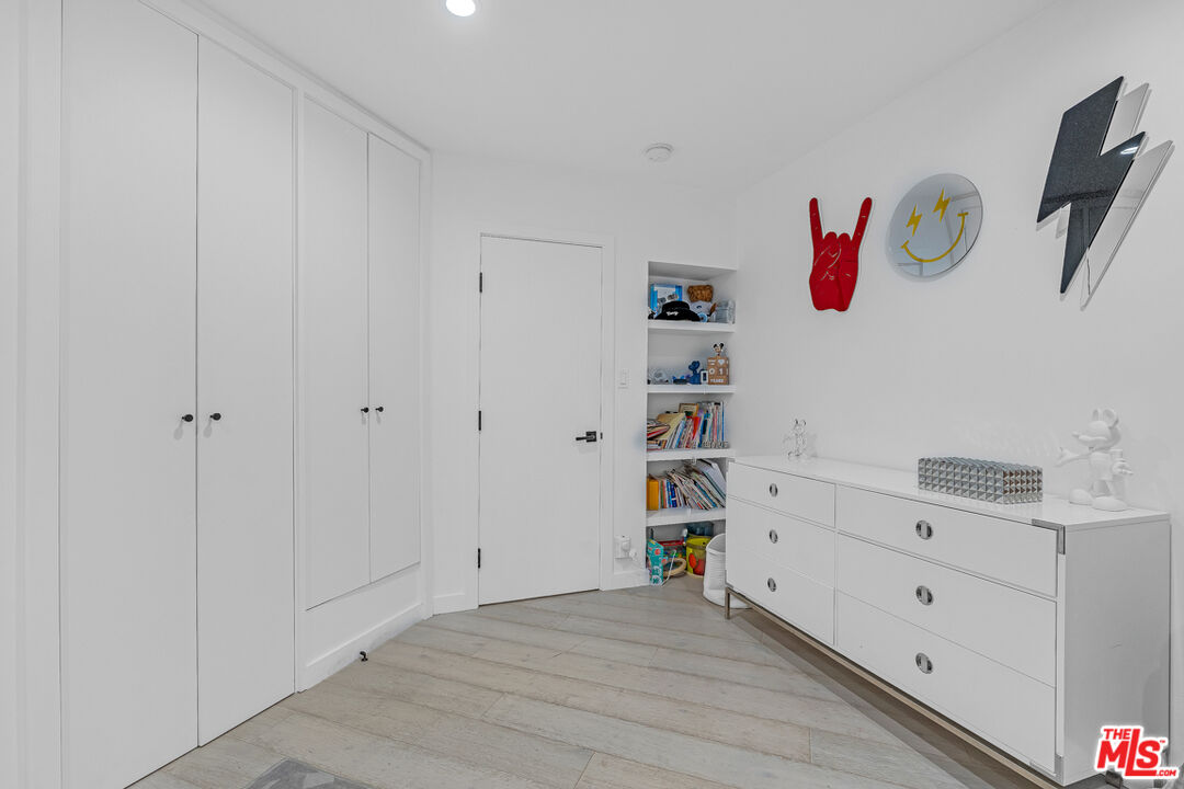 2121 El Roble Ln