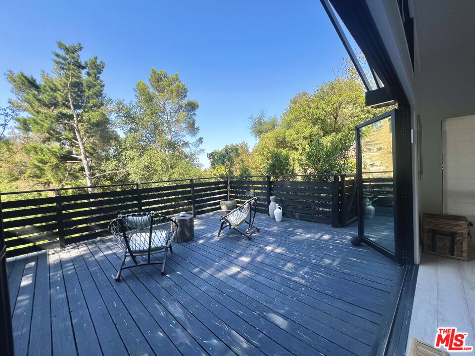 2121 El Roble Ln
