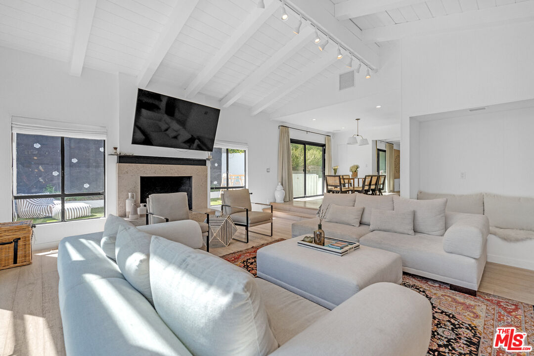 2121 El Roble Ln