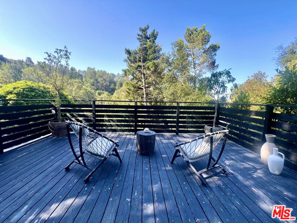 2121 El Roble Ln